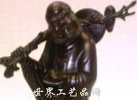 达摩挑鞋帽(黄木木雕图) 43x16x14 CM